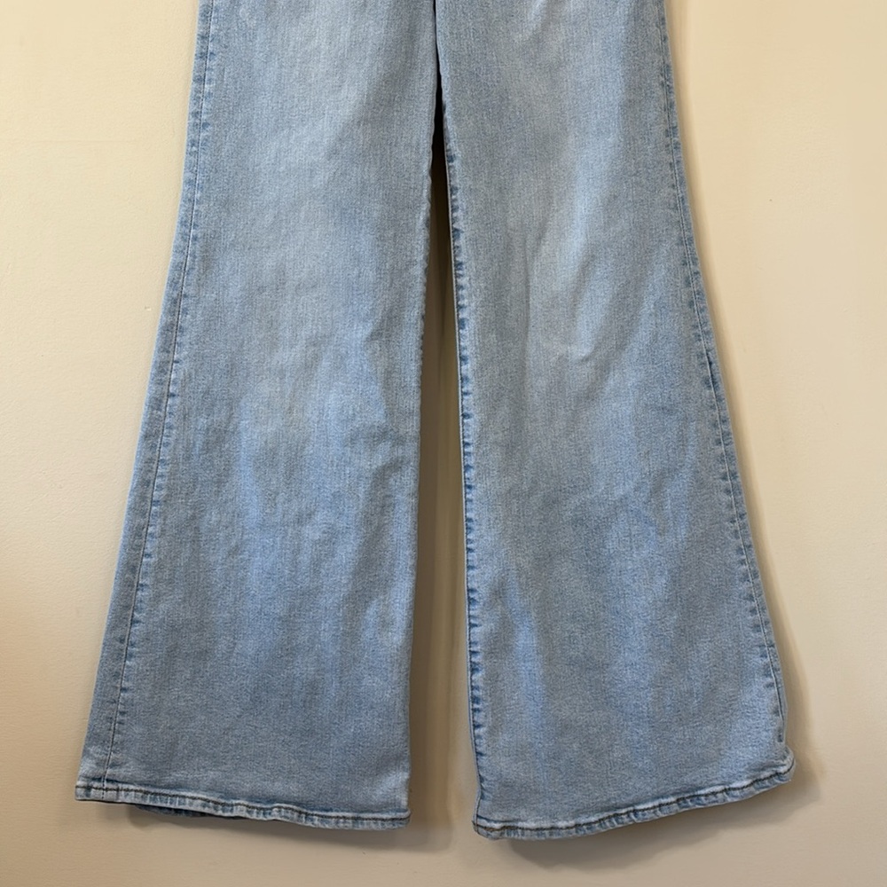 Levi’s Ribcage Bell Sits Well Together Light Wash Size 24 - Picture 4 of 14